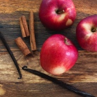 ВИНТЕРФЕСТ Ароматическая свеча, яблоки, Зимнее яблоко Корица и яблоко красный, 9 см